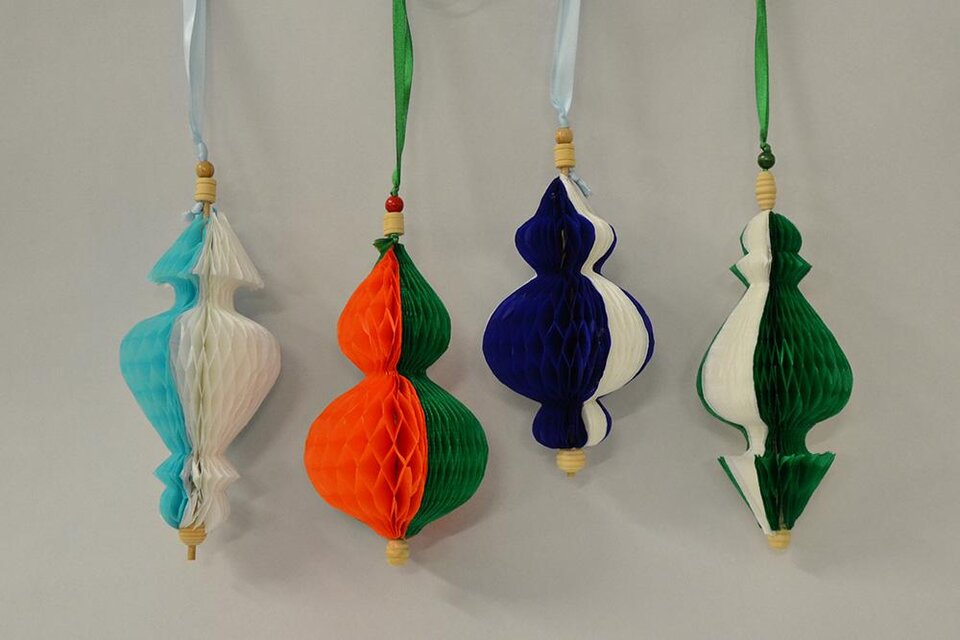 Bunte Papperlaternen in verschiedenen Formen hängen an Ribbons. Sie sind in den Farben Blau, Grün, Orange und Weiß gehalten. | © MuseumsCenter