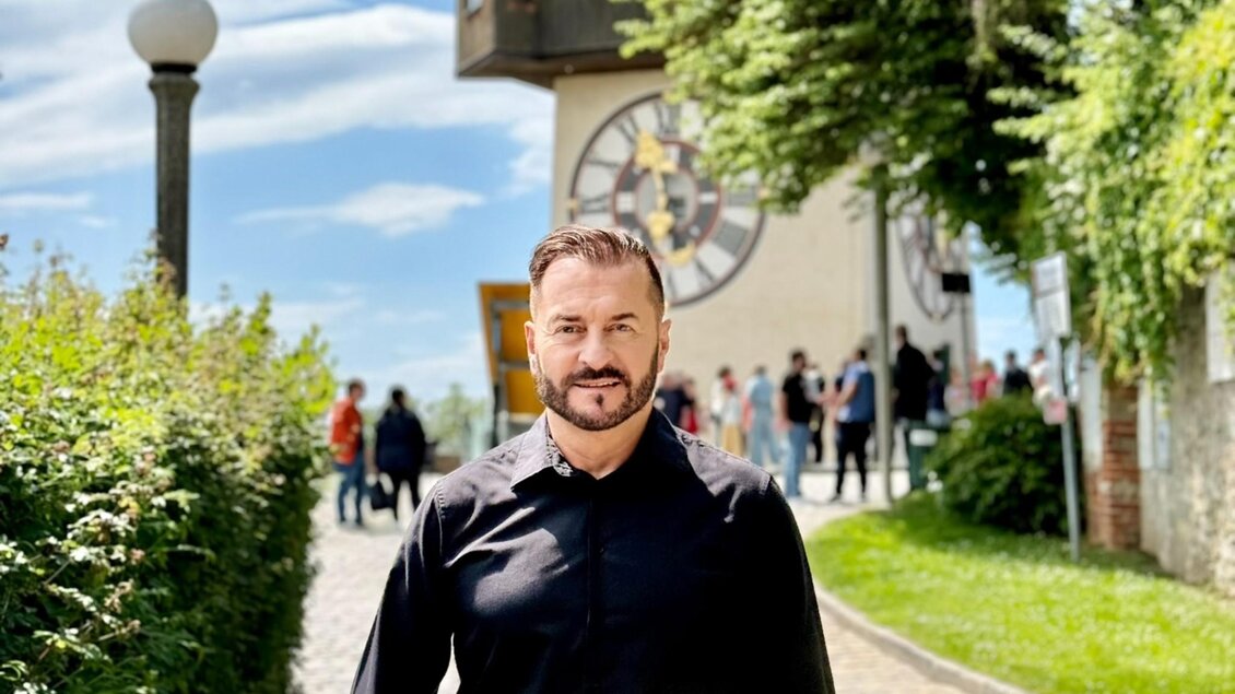 Porträt des Autors Franz Preitler vor dem Uhrturm in Graz.  | © Franz Preitler