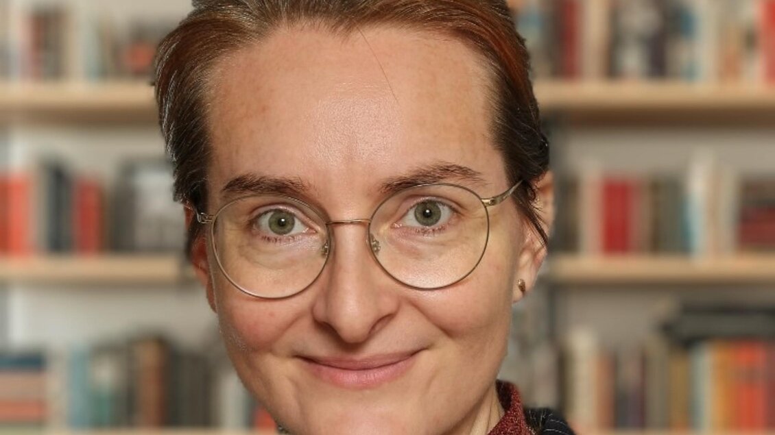 Porträt der Autorin Gudrun Wieser vor einem Bücherregal. | © GMR-Foto