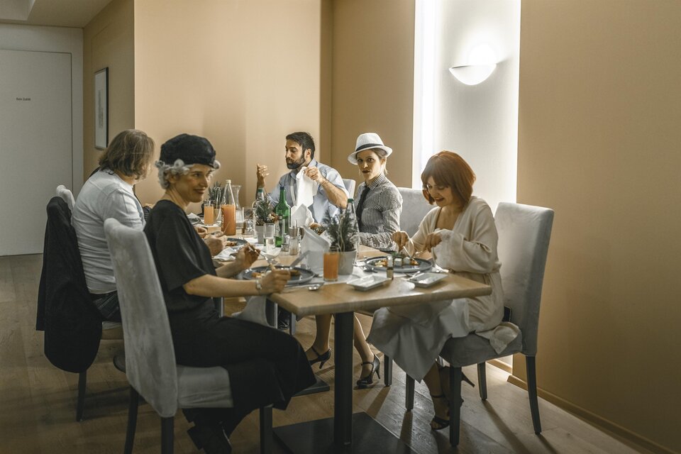 Ein Abend voller Geheimnisse, feiner Aromen und leiser Spannung im Vulkanlandhotel Legenstein. Zwischen Genuss und Geschichte entfaltet sich ein Erlebnis, das alle Sinne berührt – ein Spiel aus Kulinarik und Fantasie. Wenn der Alltag Pause macht und das Besondere Raum bekommt, beginnt ein Genussmoment, der lange nachklingt. | © Vulkanlandhotel Legenstein