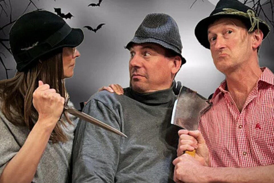 Drei Darsteller mit Messer und Beil in einer humorvollen Szene des Krimidinners auf Schloss Vasoldsberg. | © engesser marketing GmbH