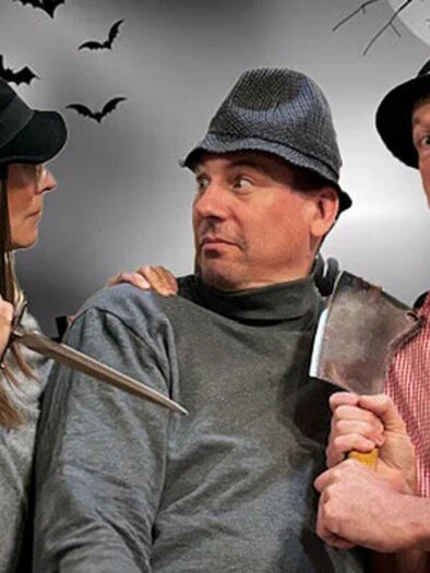 Drei Darsteller mit Messer und Beil in einer humorvollen Szene des Krimidinners auf Schloss Vasoldsberg. | © engesser marketing GmbH