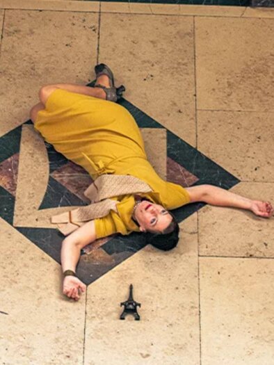 Actress lies on the ground as part of a crime scene during the murder mystery dinner "A Corpse in the Louvre" at the Schlossberg Restaurant. | © engesser marketing GmbH