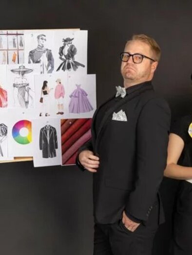 Two performers in costumes in front of fashion designs during a murder mystery dinner at Das Weitzer in Graz. | © engesser marketing GmbH