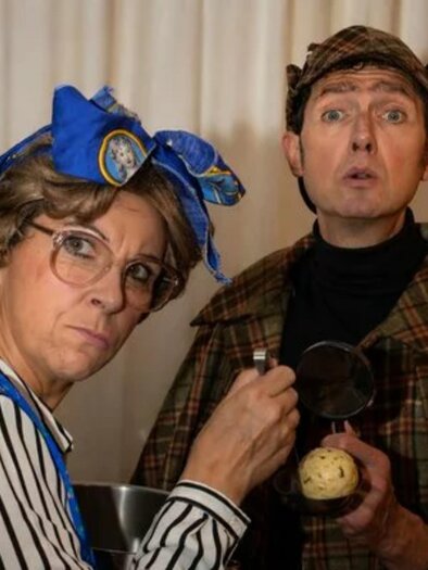 Two performers as Sherlock Holmes and companion in a humorous scene at the murder mystery dinner at Das Weitzer in Graz. | © engesser markteting GmbH