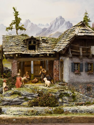Egy részletgazdag jászol egy régi kunyhóval vidéki környezetben. Elöl figurák vannak, amelyek a vidéki életet ábrázolják. | © Tourismusverband Oststeiermark