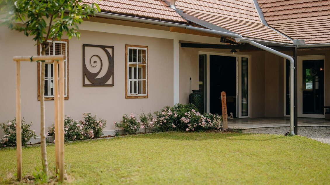 Ein komfortables Haus mit einem gepflegten Garten. Die Fassade ist freundlich gestaltet und bietet eine einladende Atmosphäre. | © Weingut Monschein