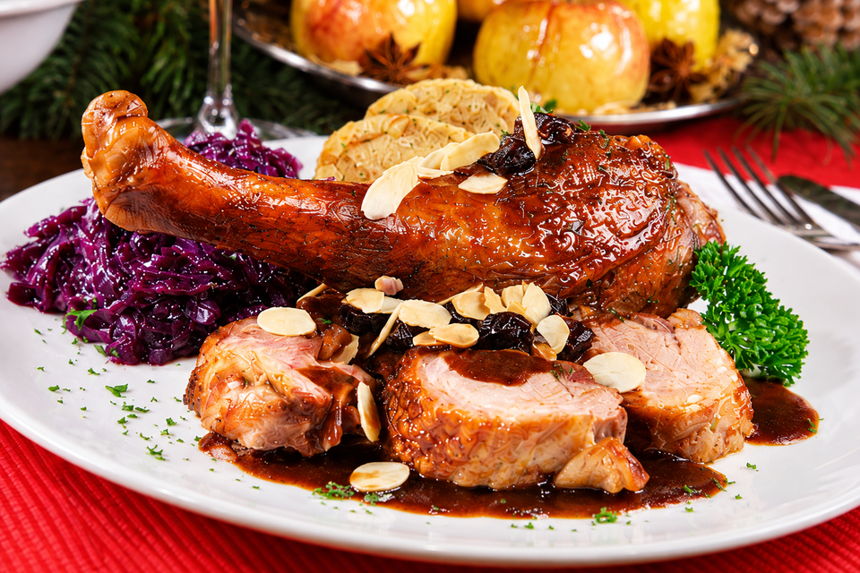 Gebratene Gans mit Rotkraut, Knödel, Sauce und Mandeln, serviert im Hügellandhof. | © Hügellandhof