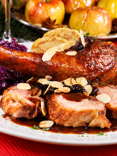 Gebratene Gans mit Rotkraut, Knödel, Sauce und Mandeln, serviert im Hügellandhof. | © Hügellandhof