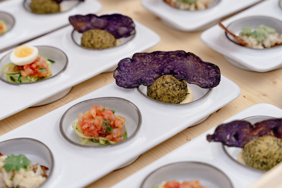 Kleine Speisen mit Gemüse, Ei, Creme und violetten Kartoffelchips auf weißen Servierplatten. | © Region Graz-Wolfgang Hummer