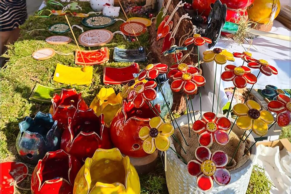 Eine bunte Auswahl an handgefertigten Töpfen und Blumen aus Keramik. Sie stehen auf grünem Moos und zeigen lebhafte Farben. | © Petra Benedict