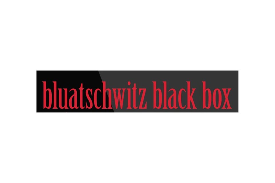 <p>Ein schwarzes Banner mit dem Text "bluatschwitz black box" in roter Schrift. Das Design ist einfach und auffällig.</p> | © Bluatschwitz Black Box