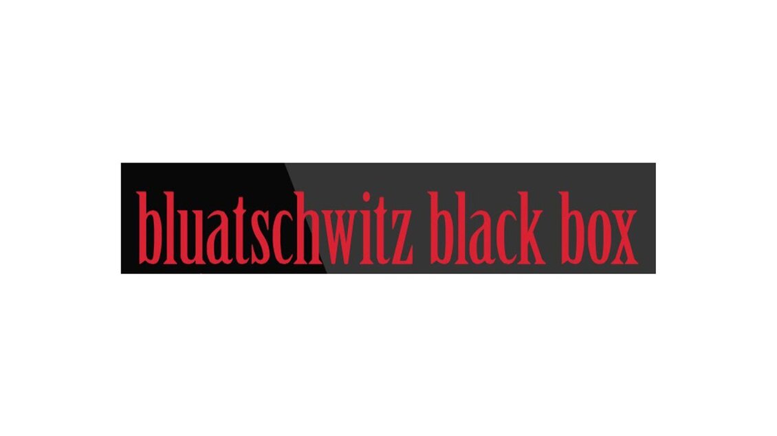 <p>Ein schwarzes Banner mit dem Text "bluatschwitz black box" in roter Schrift. Das Design ist einfach und auffällig.</p> | © Bluatschwitz Black Box