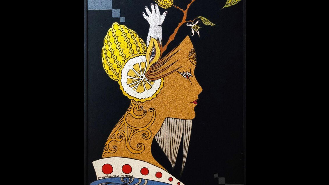 Ein kreatives Porträt einer Frau mit Frucht- und Pflanzenmotiven im Haar. Der Hintergrund ist dunkel und sorgt für einen starken Kontrast zu den lebhaften Farben. | © Podenhaus