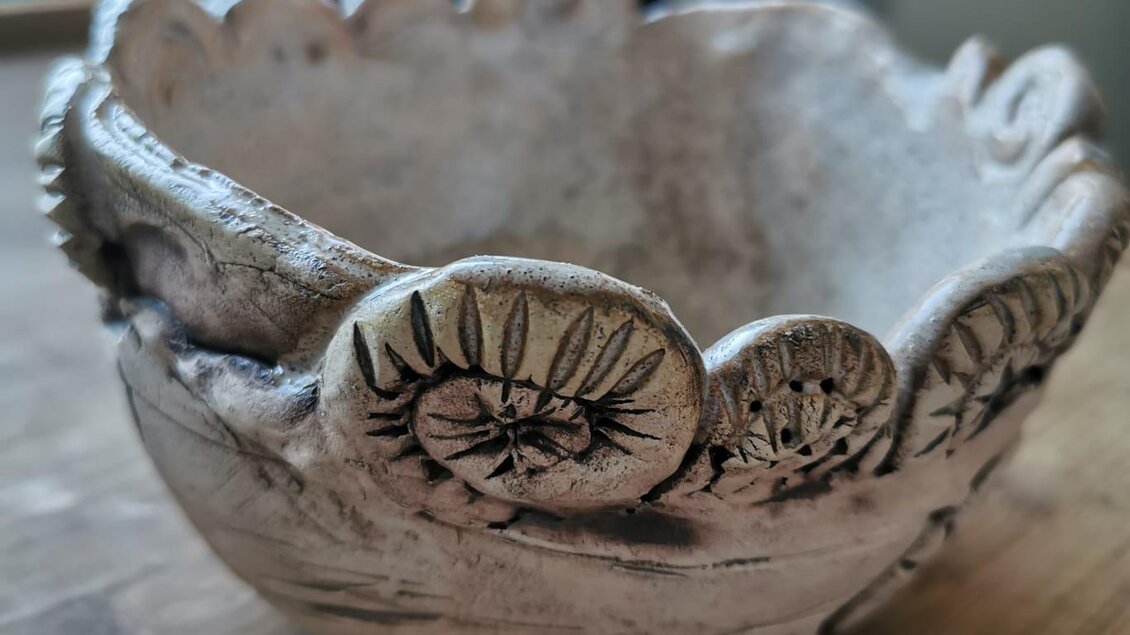 Eine handgefertigte Schüssel aus Ton mit einem dekorativen Rand. Sie hat eine rustikale Oberfläche und steht auf einem Holztisch. | © Stadtgemeinde Hartberg