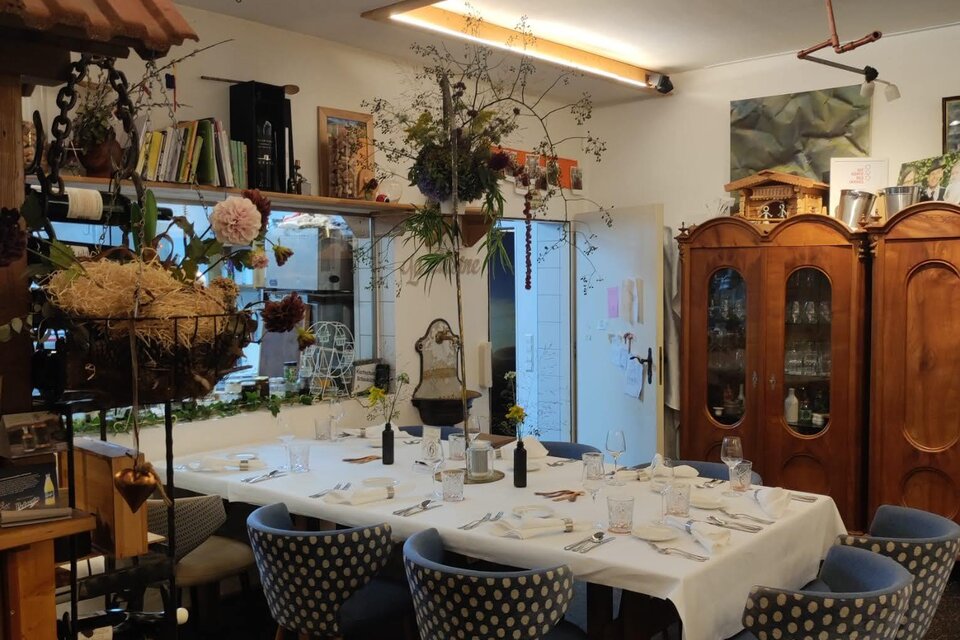 Ein elegantes Restaurant mit einem gedeckten Tisch und ansprechender Dekoration. Die Atmosphäre ist gemütlich und einladend. | © Ferdinand Bauernhofer