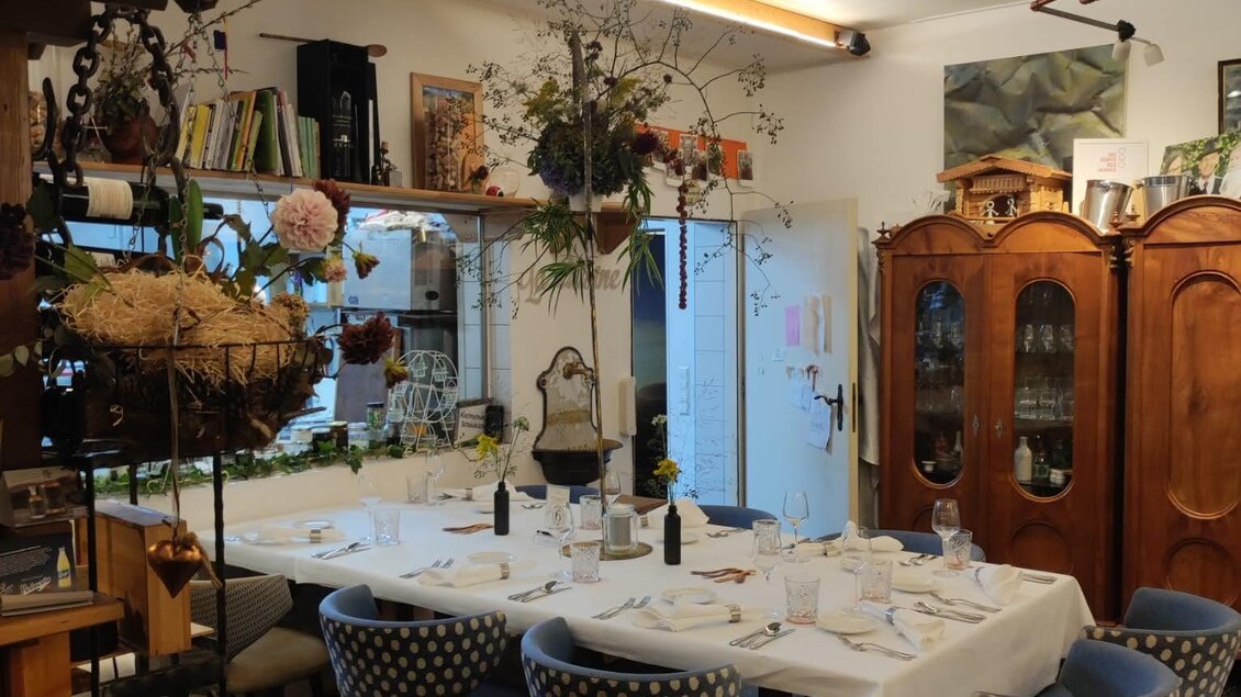 Ein elegantes Restaurant mit einem gedeckten Tisch und ansprechender Dekoration. Die Atmosphäre ist gemütlich und einladend. | © Ferdinand Bauernhofer