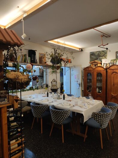 An elegant restaurant with a set table and appealing decoration. The atmosphere is cozy and inviting. | © Ferdinand Bauernhofer