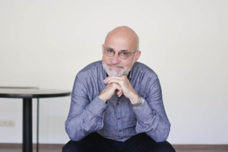 ** Peter Gungl bei der Veranstaltung **„Laut Denken“ in Kirchberg an der Raab** – sympathisch und nachdenklich porträtiert. | © Zone Kirchberg