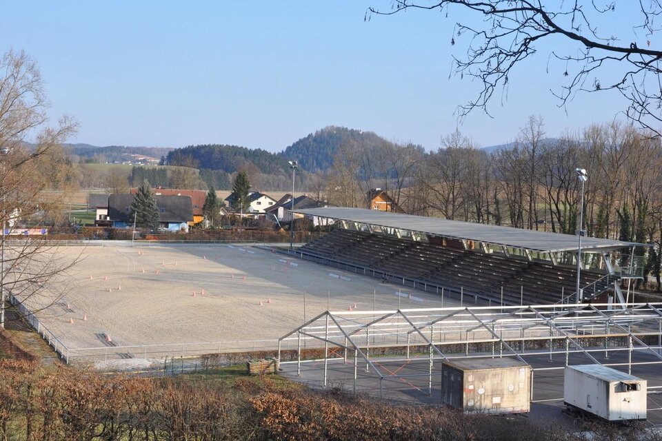 Arena des Gestüts Piber mit Tribüne und Sandplatz für Veranstaltung in ländlicher Umgebung der Lipizzanerheimat. | © MV Piber