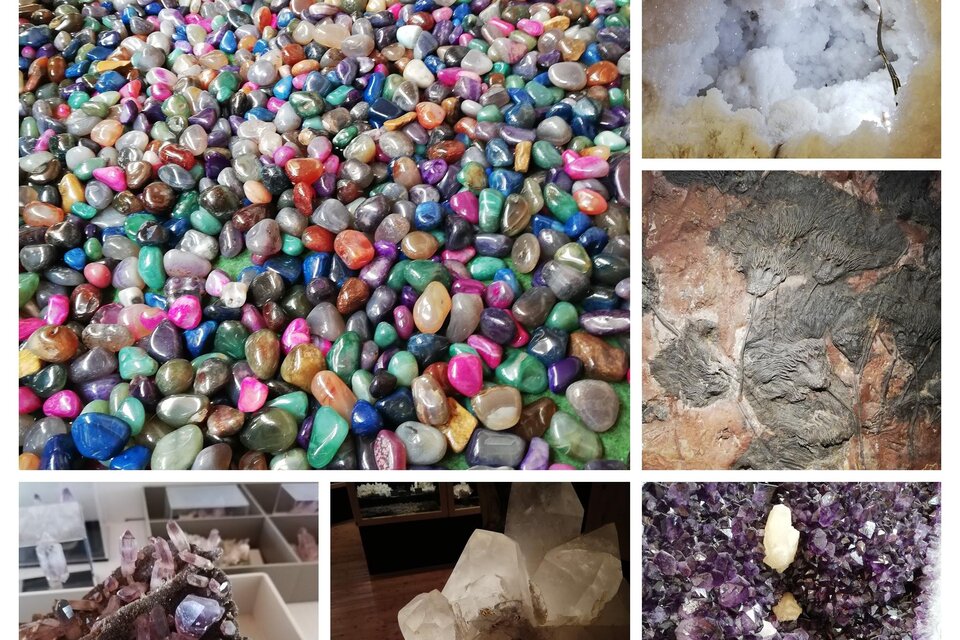 Bunte Mineralien und Kristalle in verschiedenen Formen und Farben. Die Oberfläche ist vielfältig und glitzernd.