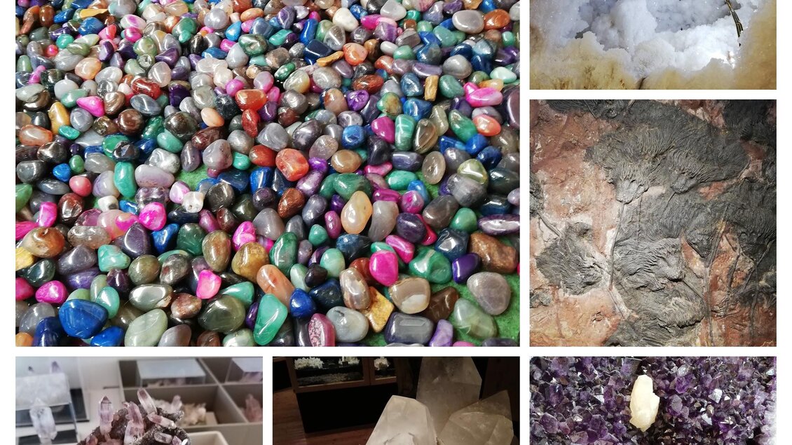 Bunte Mineralien und Kristalle in verschiedenen Formen und Farben. Die Oberfläche ist vielfältig und glitzernd.
