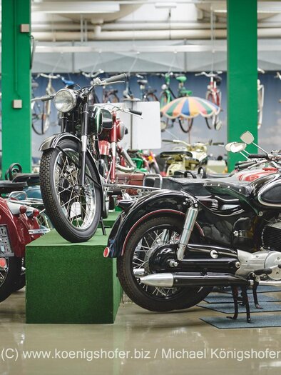 Two classic vehicles are standing in an exhibition room. On the left side a green SUV and on the right a small, sturdy off-roader. | © Erlebnisregion Murtal