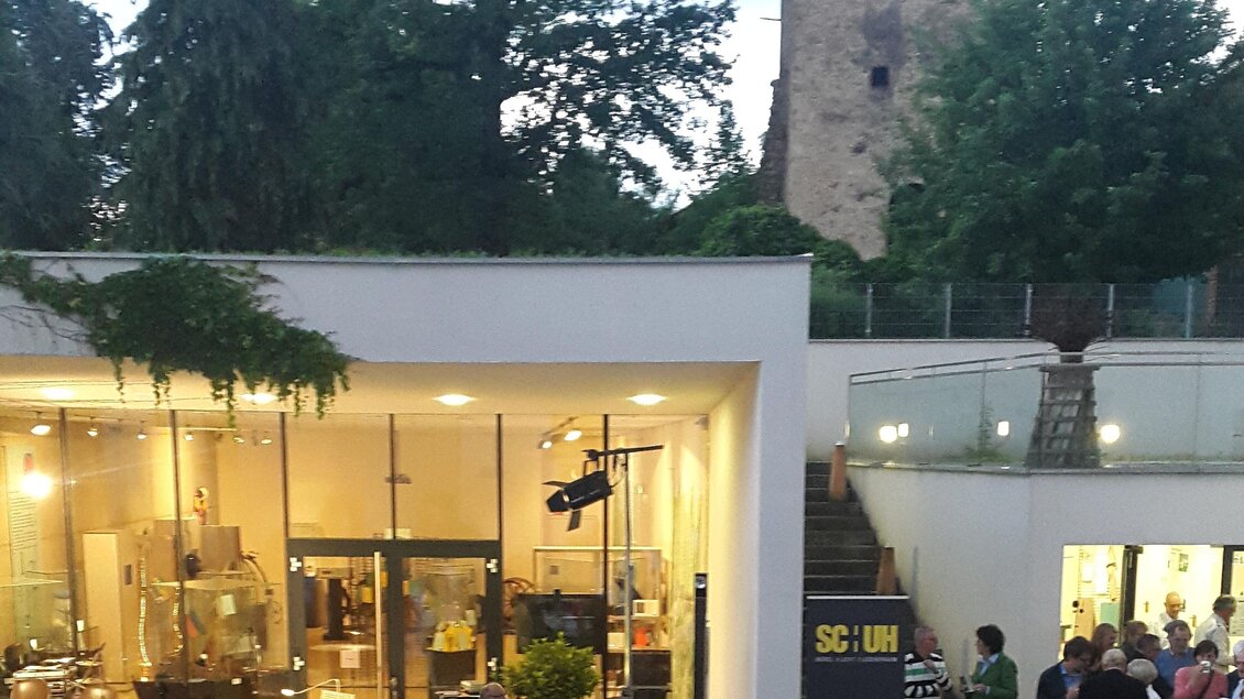 Eine Veranstaltung im Freien mit vielen Menschen und Tischen. Im Hintergrund sieht man einen alten Turm und grüne Bäume. | © Stadtgemeinde Hartberg