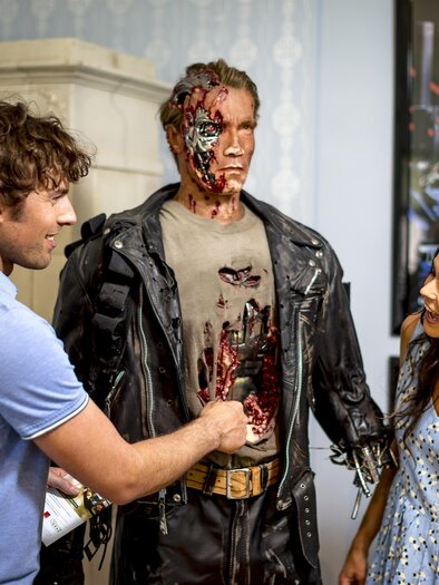 Zwei Besucher betrachten die Terminator-Figur im Arnold Schwarzenegger Museum in Thal. | © Region Graz-Harry Schiffer