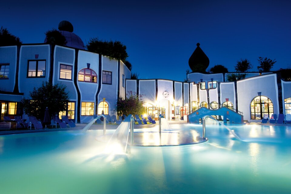 Rogner Bad Blumau bei Nacht | © Hundertwasser Architekturprojekt