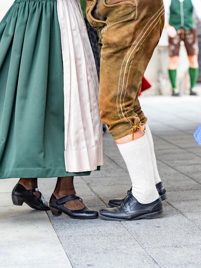 Tanzende Menschen in traditioneller Tracht. Ihre Beine und Füße sind im Fokus, während sie zu Musik tanzen. | © @Lea Sametz