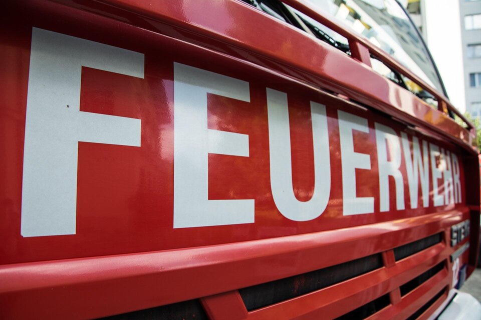 Ein Feuerwehrfahrzeug in leuchtendem Rot. Der Schriftzug „FEUERWEHR“ ist deutlich sichtbar. | © pixabay.com