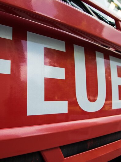 Ein Feuerwehrfahrzeug in leuchtendem Rot. Der Schriftzug „FEUERWEHR“ ist deutlich sichtbar. | © pixabay.com