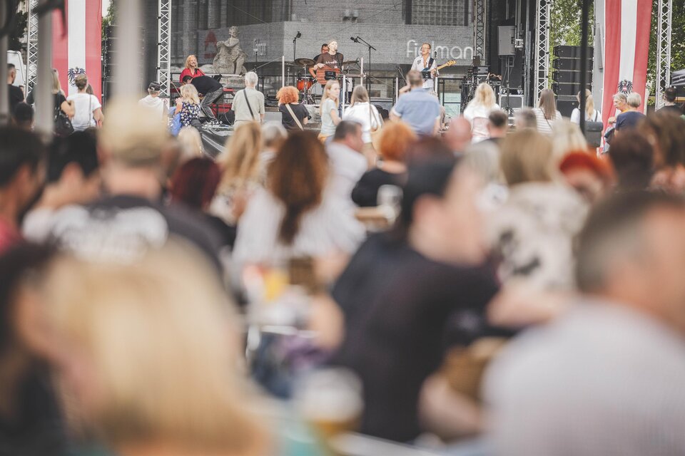 Ein kreatives Design mit dem Text "LEOBEN NIGHTS SUMMER". Im Hintergrund sind Palmen und ein sanfter Farbverlauf von Blau zu Lila. | © Citymanagement Leoben