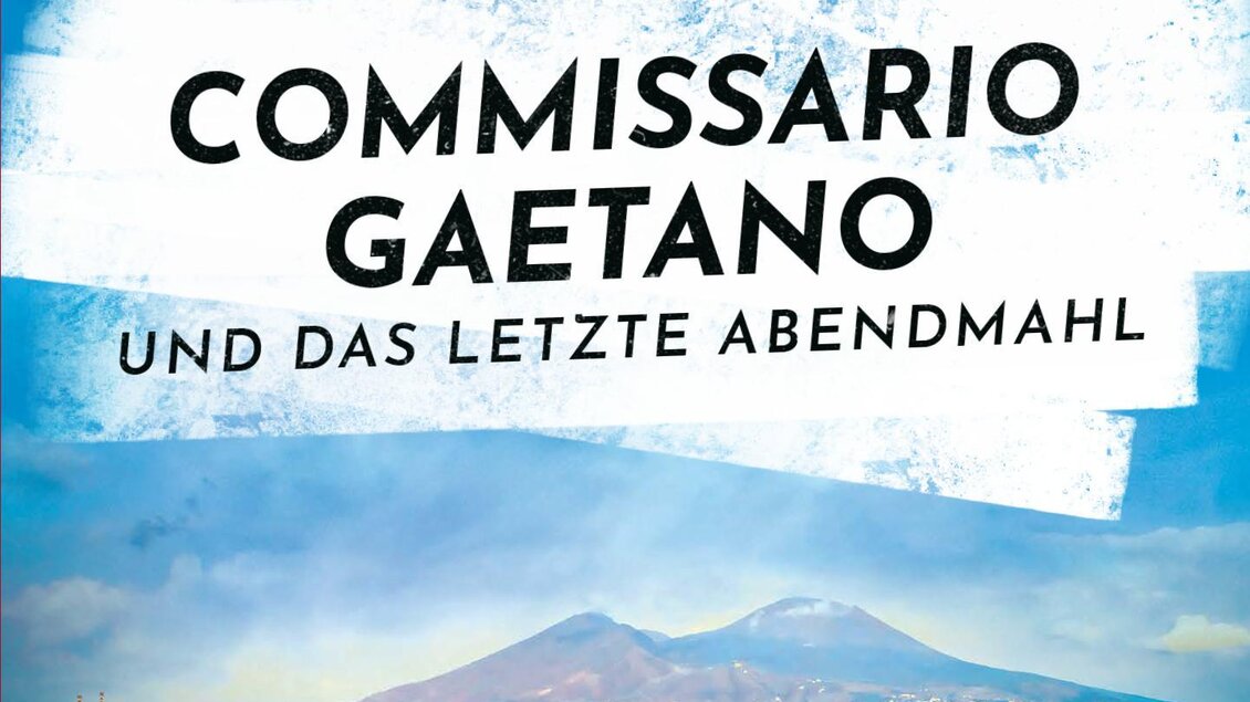 Ein Buchcover mit dem Titel "Commissario Gaetano und das letzte Abendmahl". Im Hintergrund sind das Meer und ein Berg zu sehen, während im Vordergrund ein Boot auf dem Wasser liegt. | © Oststeiermark Tourismus