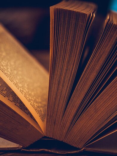 An open book with visible pages. The pages are neatly turned, and the focus is on the texture of the pages. | © Pixabay