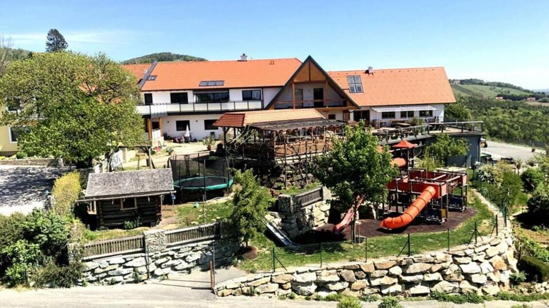 Ein Gasthaus mit einem schönen Spielplatz und Garten. Die Umgebung ist grün und lädt zum Entspannen ein. | © Weingut Posch