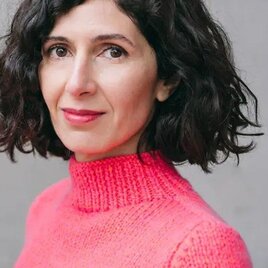 Freuen Sie sich auf einen besonderen Literaturabend mit der vielfach ausgezeichneten Autorin **Nava Ebrahimi** in Fehring. In ihren Romanen und Erzählungen verbindet sie persönliche Schicksale mit gesellschaftlichen Fragen und schafft eindrucksvolle Geschichten über Identität, Herkunft, Erinnerung und das Leben zwischen unterschiedlichen Kulturen. Mit ihrer feinfühligen Sprache, ihrem präzisen Blick auf Menschen und ihrem feinen Humor zählt sie zu den bedeutendsten Stimmen der zeitgenössischen deutschsprachigen Literatur.

 | © Clara Wildberger