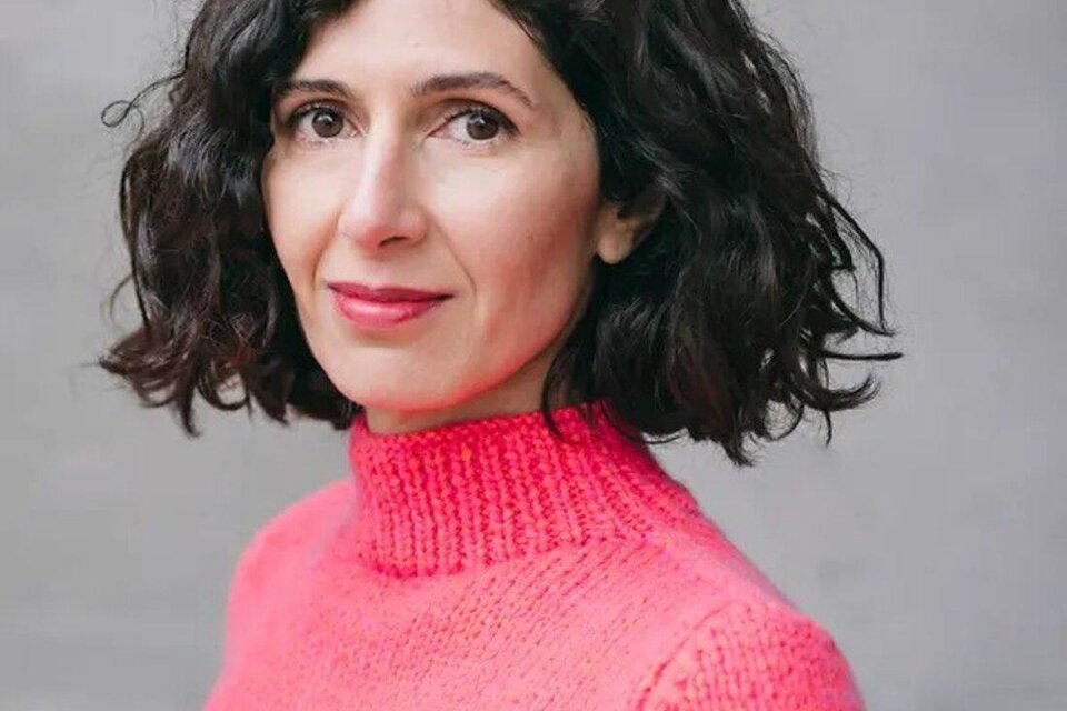 Freuen Sie sich auf einen besonderen Literaturabend mit der vielfach ausgezeichneten Autorin **Nava Ebrahimi** in Fehring. In ihren Romanen und Erzählungen verbindet sie persönliche Schicksale mit gesellschaftlichen Fragen und schafft eindrucksvolle Geschichten über Identität, Herkunft, Erinnerung und das Leben zwischen unterschiedlichen Kulturen. Mit ihrer feinfühligen Sprache, ihrem präzisen Blick auf Menschen und ihrem feinen Humor zählt sie zu den bedeutendsten Stimmen der zeitgenössischen deutschsprachigen Literatur.

 | © Clara Wildberger