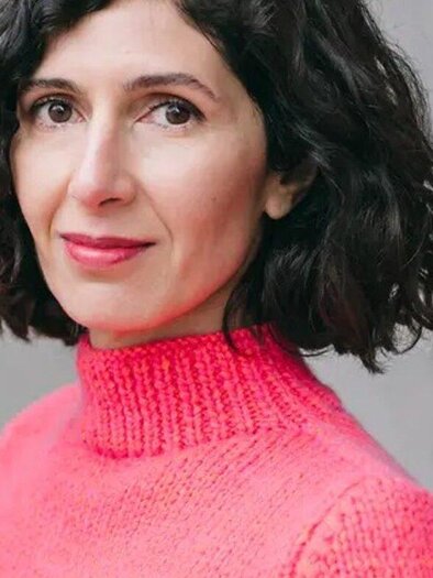 Look forward to a special literary evening with the award-winning author **Nava Ebrahimi** in Fehring. In her novels and stories, she connects personal destinies with societal questions and creates impressive narratives about identity, origins, memory, and life between different cultures. With her sensitive language, her precise view of people, and her subtle humor, she is considered one of the most significant voices in contemporary German-language literature. | © Clara Wildberger