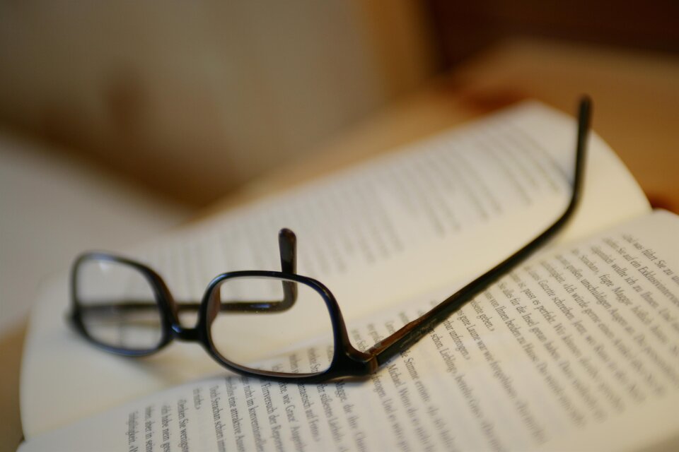 Geöffnetes Buch mit Brille als Symbolbild für eine Lesung in Semriach. | © Steiermark Tourismus-Harry Schiffer
