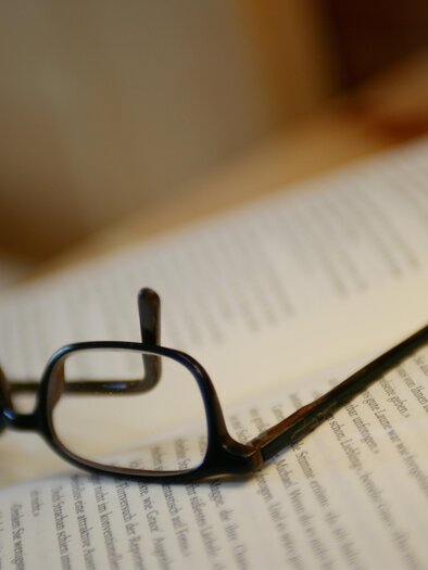 Open book with glasses as a symbol image for a reading in Semriach. | © Steiermark Tourismus-Harry Schiffer