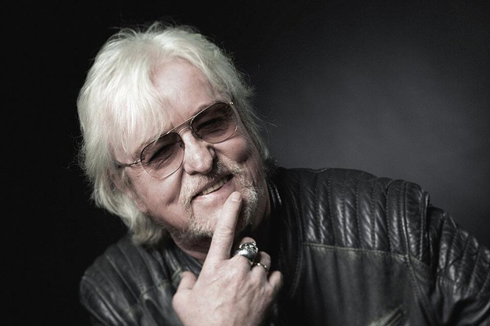 Ein älterer Mann mit blonden, langen Haaren und Sonnenbrille. Er trägt eine schwarze Lederjacke und lächelt nachdenklich. | © Jens Ellensohn