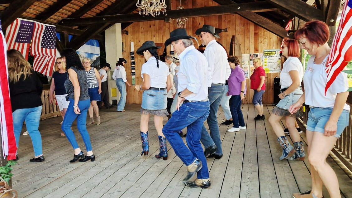 Rhythmische Schritte, lachende Gesichter und ein Hauch von Freiheit – beim Line Dance in Bad Loipersdorf wird jeder Moment zum Erlebnis. Zwischen Holzboden, Musik und guter Gesellschaft entsteht dieses besondere Gefühl von Leichtigkeit, das Körper und Seele in Bewegung bringt. Hier tanzt man sich einfach glücklich – mitten in der Erlebnisregion Thermen- & Vulkanland. | © Elisabeth Obertaler