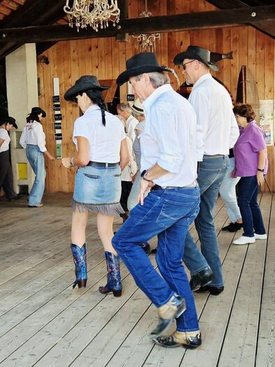 Rhythmische Schritte, lachende Gesichter und ein Hauch von Freiheit – beim Line Dance in Bad Loipersdorf wird jeder Moment zum Erlebnis. Zwischen Holzboden, Musik und guter Gesellschaft entsteht dieses besondere Gefühl von Leichtigkeit, das Körper und Seele in Bewegung bringt. Hier tanzt man sich einfach glücklich – mitten in der Erlebnisregion Thermen- & Vulkanland. | © Elisabeth Obertaler