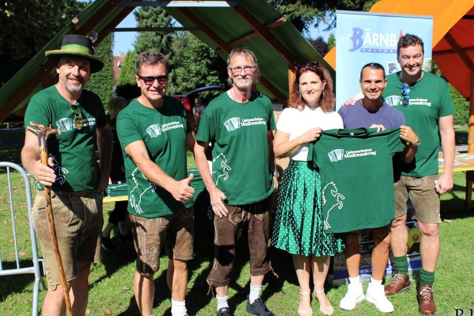 Gruppenfoto beim Musikwandertag in Bärnbach, Menschen in Tracht mit Veranstaltungs-T-Shirts | © Stadtgemeinde Bärnbach
