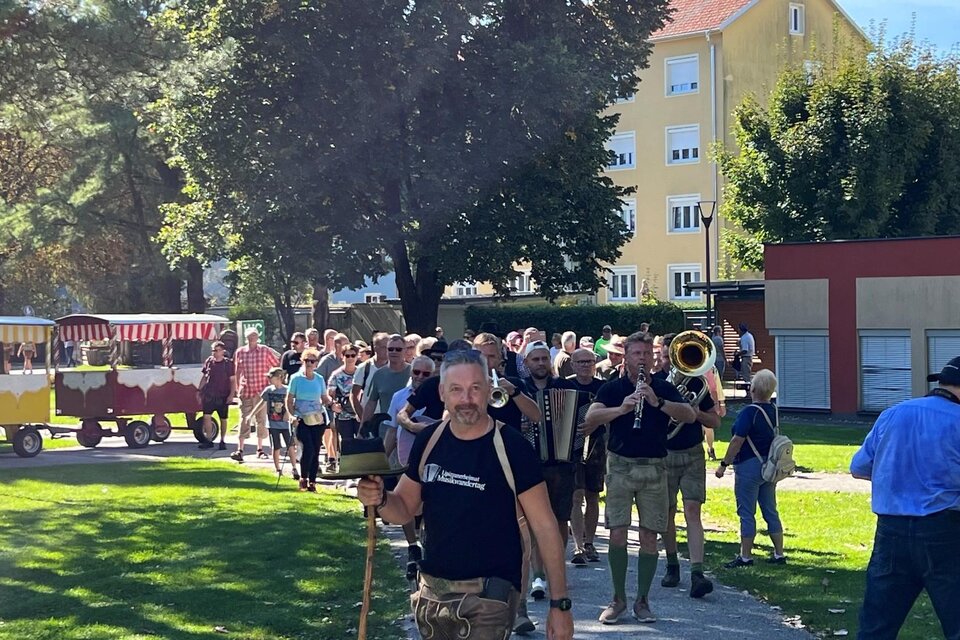 Gruppe von Wandernden mit Blasmusik bei einem Musikwandertag in der Lipizzanerheimat. | © Stadtgemeinde Bärnbach