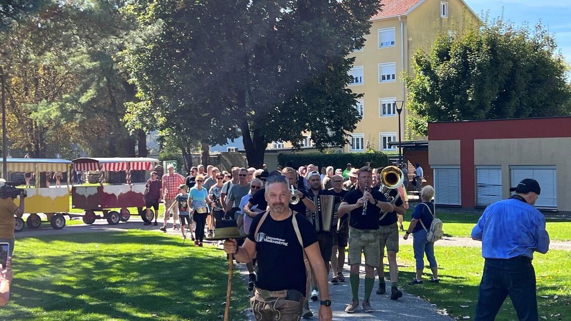 Gruppe von Wandernden mit Blasmusik bei einem Musikwandertag in der Lipizzanerheimat. | © Stadtgemeinde Bärnbach