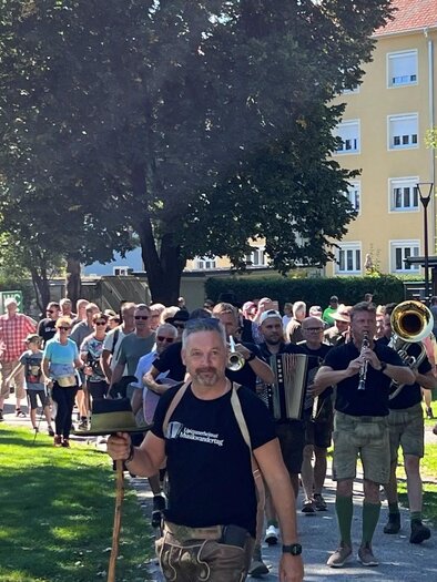 Group of hikers with brass music at a music hiking day in the Lipizzaner homeland. | © Stadtgemeinde Bärnbach