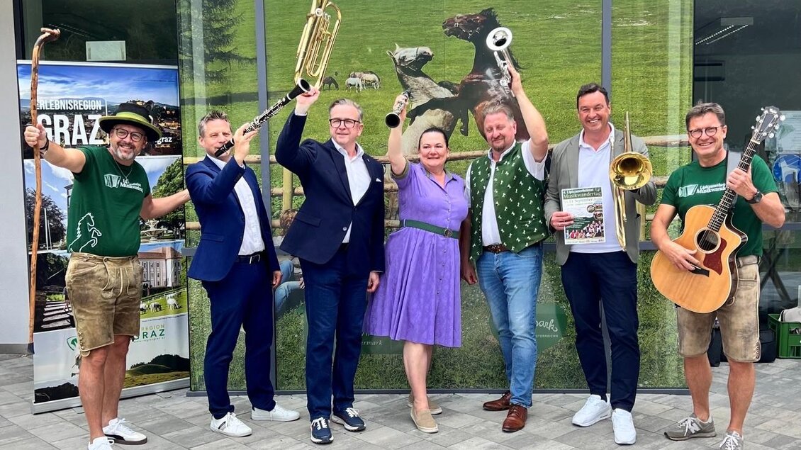 Organisationsteam des Lipizzanerheimat Musikwandertags mit Instrumenten vor einer Veranstaltungspräsentation in Bärnbach. | © Stadtgemeinde Bärnbach